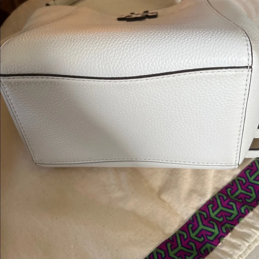 TORY BURCH White Mcgraw Bucket with Cross Body Strap & Dust bag